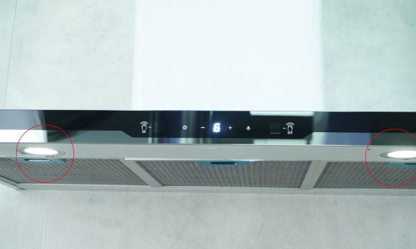 Cách thay bóng đèn máy hút mùi Chefs 2 Xác định vị trí bóng đèn máy hút mùi Chefs