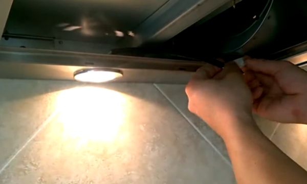 Cách thay bóng đèn máy hút mùi Chefs 4 Bật nguồn điện và kiểm tra